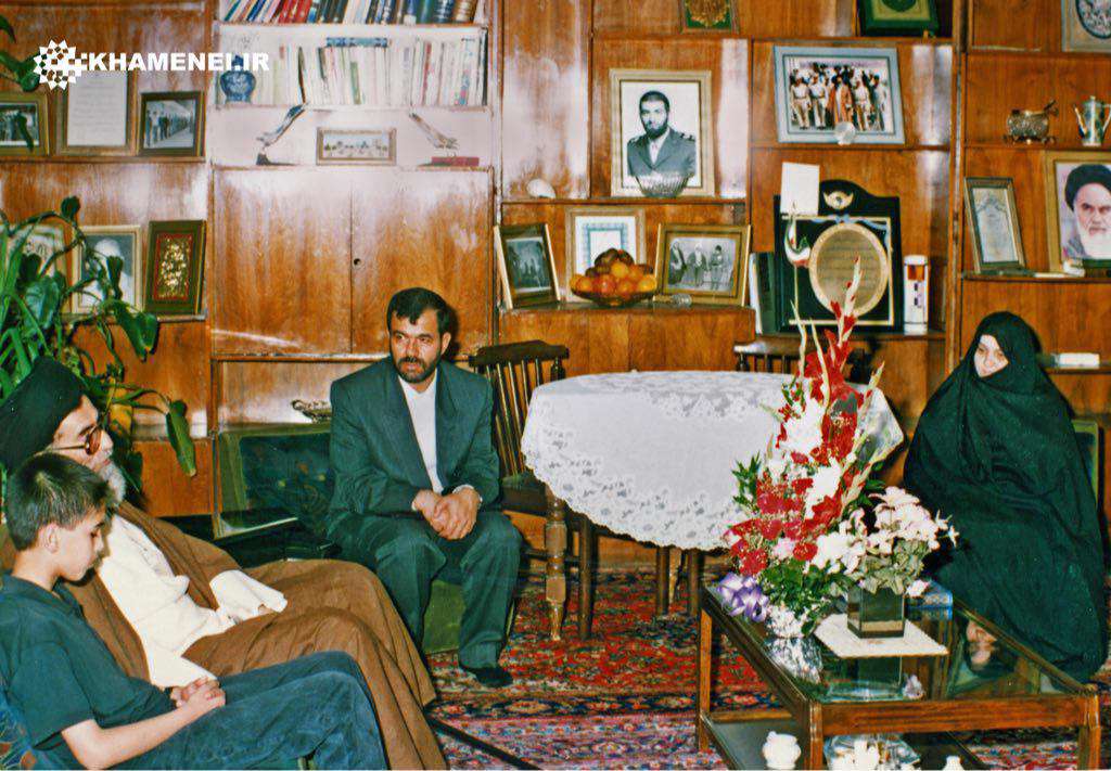تصوير ديده نشده از حضور رهبر انقلاب در منزل شهید بابایی